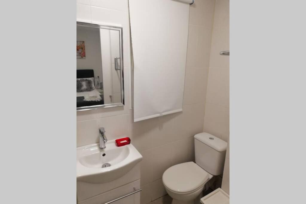شقة M1 Cool Loft 1 Min Walk To Metro 15 Min Center By Metro إسبلوغيس ذي يوبريغات المظهر الخارجي الصورة